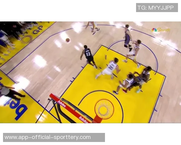 真拼啊!杰林救球冲进观众席鸭梨&哈滕惊出表情包